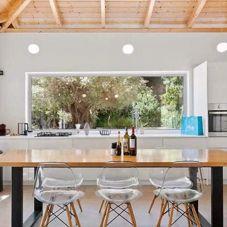 Trianda A True Gem Just 27 Steps From The Beach! Villa Szívota