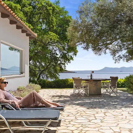 Trianda A True Gem Just 27 Steps From The Beach! Villa Szívota